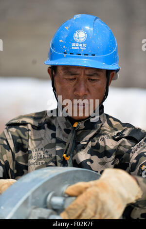 Yueyang, Chinas Hunan Provinz. 6. August 2015. Eine Arbeitskraft aus State Grid Hunan Electric Power Company arbeitet auf der Baustelle einer Umspannstation in Yueyang, Zentral-China Provinz Hunan, 6. August 2015. Die Stadt wurde unter konstanter Hitze in den letzten Tagen mit mehr als 35 Grad celsius Grad Höchsttemperatur. © Bai Yu/Xinhua/Alamy Live-Nachrichten Stockfoto