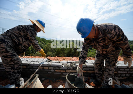 Yueyang, Chinas Hunan Provinz. 6. August 2015. Zwei Bauarbeiter aus State Grid Hunan Electric Power Company arbeiten auf der Baustelle einer Umspannstation in Yueyang, Zentral-China Provinz Hunan, 6. August 2015. Die Stadt wurde unter konstanter Hitze in den letzten Tagen mit mehr als 35 Grad celsius Grad Höchsttemperatur. © Bai Yu/Xinhua/Alamy Live-Nachrichten Stockfoto