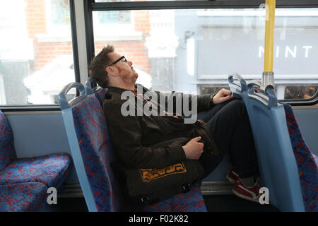 London, Vereinigtes Königreich, 6. August 2015 - schläft ein Pendler an Bord ein London-Bus während der Röhre Streik Stockfoto