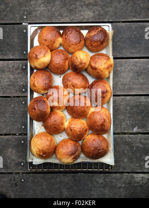 Tablett mit frisch gebackenen Brötchen auf ein Kuchengitter Stockfoto