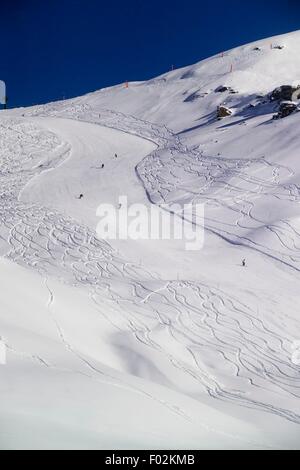 Luftaufnahme des Ski läuft mit Sestriere - Provinz von Turin, Piemont, Italien. Stockfoto