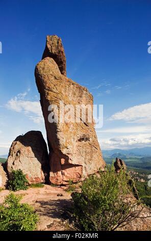 Belogradchik Felsen, Kalkstein und Sandstein Felsformationen geprägt durch Erosion, integriert in die Wände der osmanischen Belogradchik oder Kaleto Festung (14.-19. Jh.), sie wurden zum Naturdenkmal im Jahr 1949, Bulgarien erklärt. Stockfoto