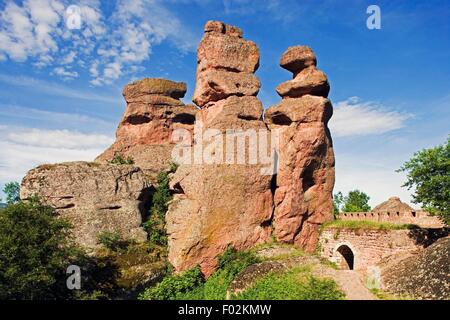 Belogradchik Felsen, Kalkstein und Sandstein Felsformationen geprägt durch Erosion, integriert in die Wände der osmanischen Belogradchik oder Kaleto Festung (14.-19. Jh.), sie wurden zum Naturdenkmal im Jahr 1949, Bulgarien erklärt. Stockfoto