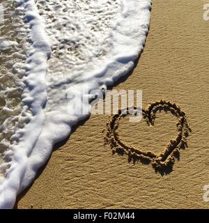 Herzform an einem Strand in den Sand gezeichnet Stockfoto