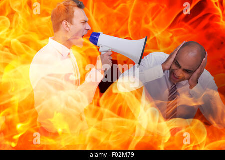 Zusammengesetztes Bild der Geschäftsmann mit einem Megaphon an seinem Kollegen schreien Stockfoto