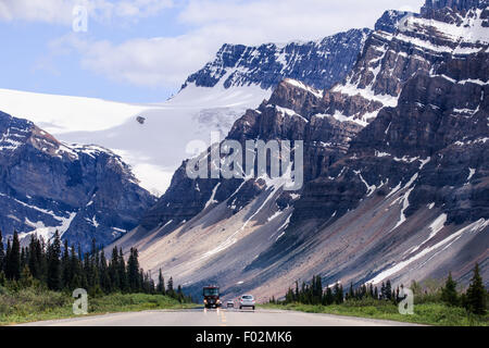 Autos fahren auf ruhigen Straße, Icefields Parkway, Alberta, Kanada Stockfoto