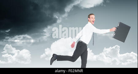 Zusammengesetztes Bild glücklich Kaufmann mit seiner Aktentasche springen Stockfoto