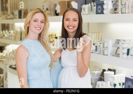 Glückliche Frauen Lächeln in die Kamera und halten Sie die Flasche des Parfums Stockfoto