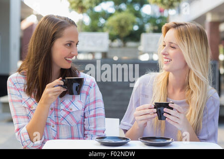 Glückliche Frauen Freunde miteinander reden Stockfoto