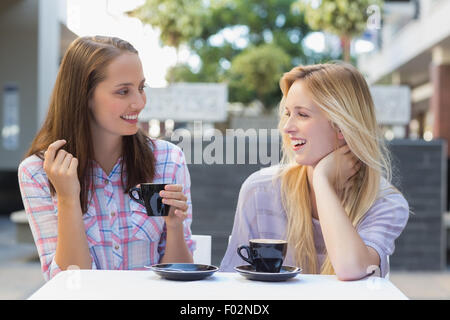 Glückliche Frauen Freunde miteinander reden Stockfoto