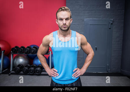 Muskulöser Mann mit den Händen auf den Hüften Stockfoto