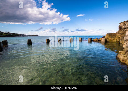 Schwimmbad neben Meer, Ross Jones Memorial Pool, Coogee Beach, Sydney, Australien Stockfoto