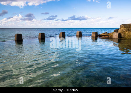 Schwimmbad neben Meer, Ross Jones Memorial Pool, Coogee Beach, Sydney, Australien Stockfoto