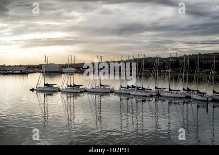 Portsmouth, UK. 5. August 2015.  Sunsail Charter-Yachten auf einem Ponton bereit, Hafen für ein Rennen in Cowes Week Wochen verlassen. Bildnachweis: Rob Wilkinson / Alamy Live News Stockfoto