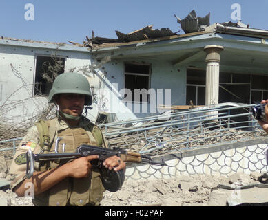 Logar. 6. August 2015. Ein afghanischer Soldat steht Wache auf dem Gelände der Angriff in der Provinz Logar in Ostafghanistan, 6. August 2015. Inmitten Regierung sagte Kräfte wachsenden Druck auf Taliban-Kämpfer in den nördlichen und östlichen Provinzen, eine Selbstmord Autobombe verlassen hatte, sieben Personen, darunter der Angreifer tot und 10 weitere verletzte in der Ostprovinz Logar mit Pul-e-Alam als Hauptstadt 60 km südlich von Kabul am Donnerstag ein Sicherheitsbeamter. Bildnachweis: STR/Xinhua/Alamy Live-Nachrichten Stockfoto