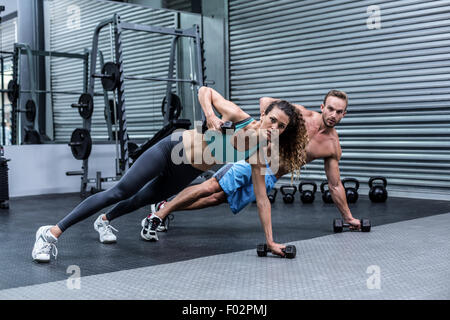 Muskuläre paar Plank Übung zusammen Stockfoto