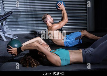 Muskuläre paar tun abdominal crunch Stockfoto
