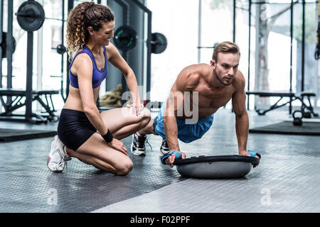 Muskuläre paar Bosu Ball Übungen Stockfoto