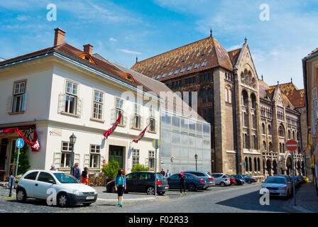 Nandor Utca mit Staatsarchiv im Hintergrund, Schloss Stadtteil Buda, Budapest, Ungarn, Europa Stockfoto