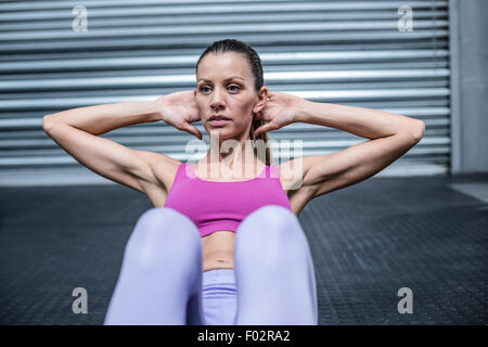 Muskulöse Frau tun abdominal crunch Stockfoto