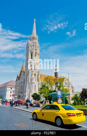 Taxi vor Matyas Templon, Matthiaskirche, Szentharomsag ter, Burgviertel, Buda, Budapest, Ungarn Stockfoto