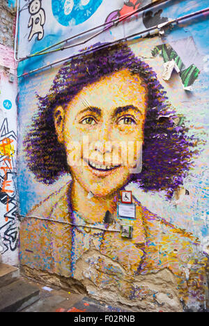 Anne Frank Zentrum mit Wandmalerei von James Cochran, Innenhof des Haus Schwarzenberg, Mitte, Berlin, Deutschland Stockfoto