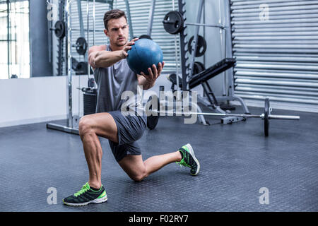 Muskulöser Mann Medizin Ball Übungen Stockfoto