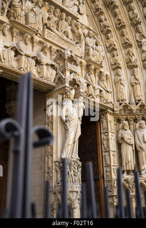 Portal der Jungfrau auf Kathedrale Notre-Dame Stockfoto