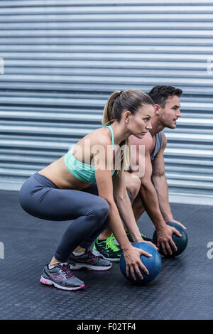 Muskuläre paar Ball Übung Stockfoto