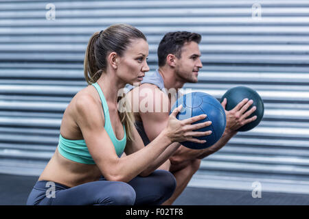 Muskuläre paar Ball Übung Stockfoto