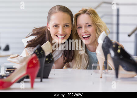 Zwei begeistert Frauen Blick in die Kamera Stockfoto