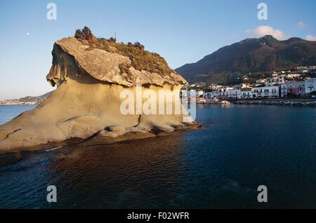 Fungo Rock von Lacco Ameno, mit Epomeo im Hintergrund, Ischia, Kampanien, Italien. Stockfoto