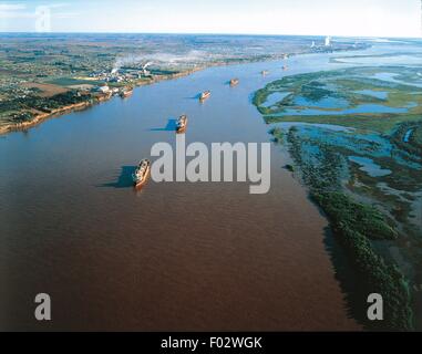 Luftaufnahme von Tankern auf dem Parana' Fluss vor der Santa Fe "Industriegebiet - Provinz Santa Fe, Argentinien Stockfoto