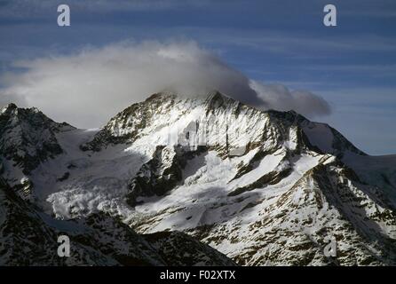 Weiße Wolken auf die schneebedeckten Gipfel des Weisshorn, Zermatt, Wallis, Schweiz. Stockfoto