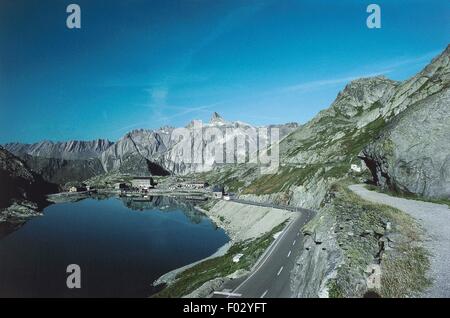 Der grosse St. Bernhard pass mit grossen St. Bernhard See im Vordergrund, Aostatal, Italien. Stockfoto