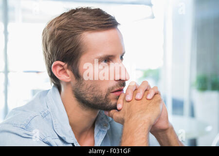 Junge nachdenklicher Mann in der Ferne suchen Stockfoto