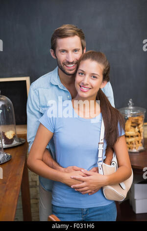 Junge Brautpaar lächelt in die Kamera Stockfoto