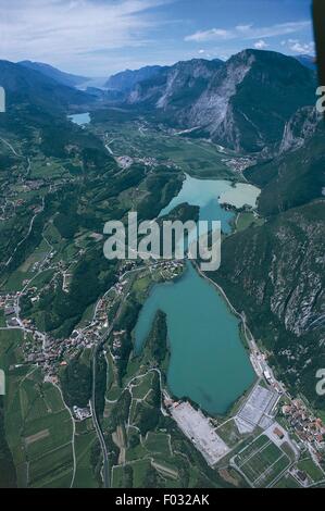 Luftbild von Toblino See, See Cavedine und den Gardasee im Hintergrund - Region Trentino-Alto Adige, Italien Stockfoto