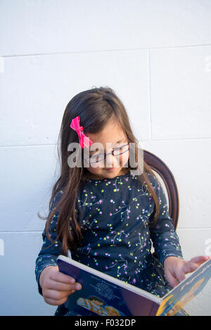 Fünf Jahre altes Mädchen, Buch lesen Stockfoto