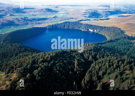 Pavin See, einem Kratersee in Puy de Dome, Auvergne, Frankreich. Stockfoto