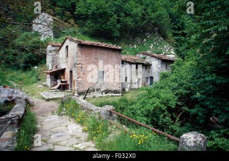 Häuser in der Nähe von Botri Schlucht, Botri Schlucht Nature Reserve, Apuanischen Alpen Regional Park, Toskana, Italien. Stockfoto