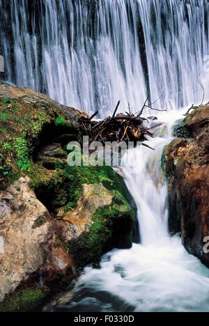 Wasserfall auf Canneto Fluss, Valle dei Mulini (Tal der Mühlen), Naturschutzgebiet Valle delle Ferriere, Kampanien, Italien. Stockfoto