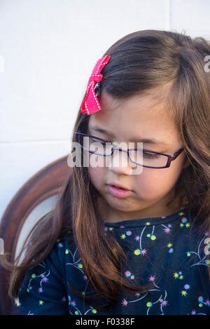 Kleines Mädchen lesen Stockfoto