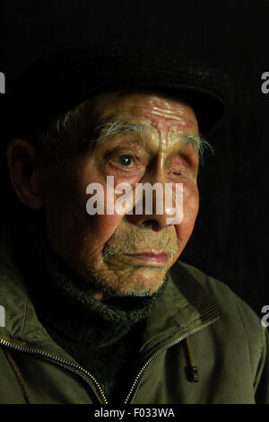 CHN. 1. März 2014. CHINA - 1. März 2014: (Nur zur redaktionellen Verwendung. CHINA aus) (Mindestpreis: 100 USD) Lin Qingyang: männlich, 1920 geboren und lebt heute in Chenzhou Hunan. Er war Leutnant reserviert 10. Division 10. corp nationalen Revolutionsarmee weiterführender General Li Bafa. In Hengyang Verteidigung Kampf er packte und warfen Granaten entfernt der japanischen Armee, 2 Japaner zu töten. Schon 70 Jahre seit Ende des zweiten Weltkriegs und Japan bedingungslos am 15. August 1945 kapitulierte, aber weißt du, wie wir den Frieden verdient und welche Art von Geschichten hinter diesen scheinbar Odinary Senioren wh Stockfoto