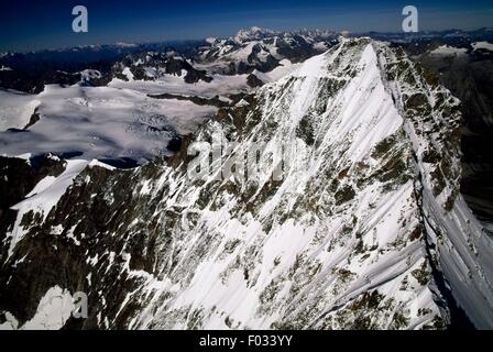 Die Ostwand des Dent Blanche (4357 m), Val Hérens, Kanton Wallis, Schweiz. Stockfoto