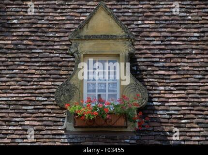 Dachfenster auf dem Dach eines Hauses in Domme, Aquitaine, Frankreich. Stockfoto