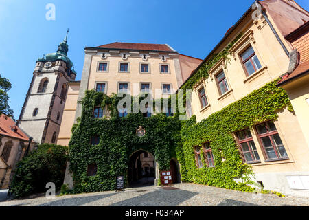 Kirche der Heiligen Peter und Paul (L) und Tor zum Schloss, Schloss Melnik Tschechische Republik Stockfoto