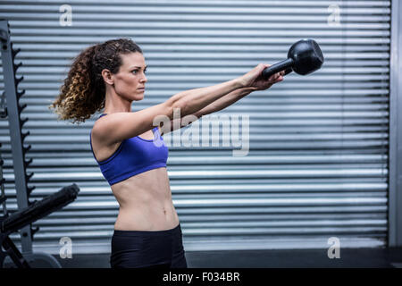 Muskulöse Frau Training mit kettlebell Stockfoto