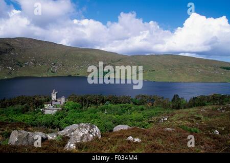 Lough Beagh und Neo-gotischen Stil Glenveagh Castle (1870-1873), Glenveagh National Park, County Donegal, Irland. Stockfoto