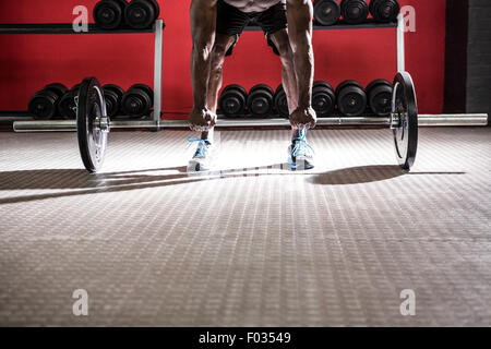Junge Bodybuilder tun Gewichtheben Stockfoto
